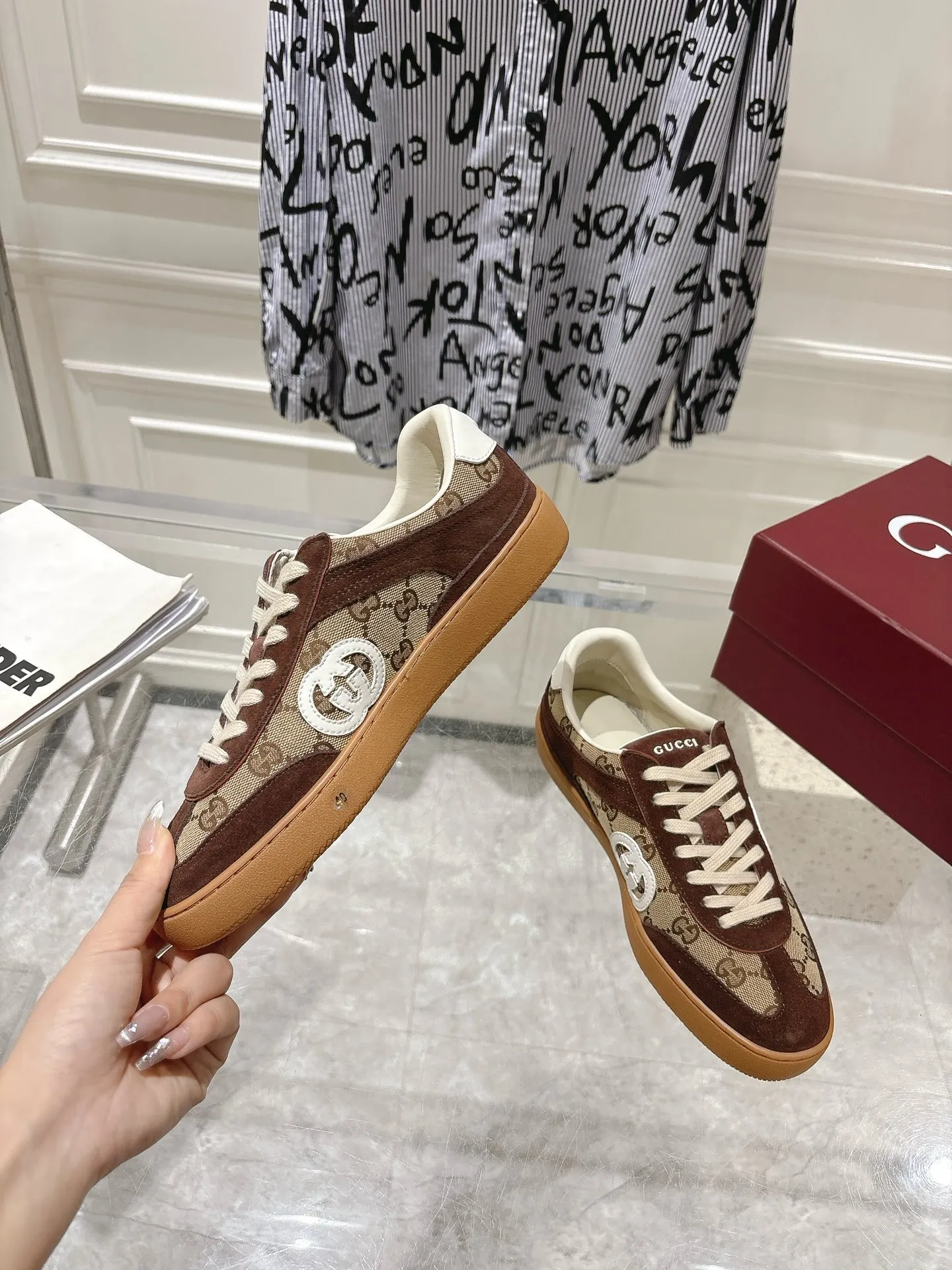 👟👟Ex-factory price 540👟👟Men's size +10 New upgraded version🔥Gucci 2024 new white shoes casual shoes hot recommendation, original TPU soles, original fabrics, original sheepskin lining sheepskin feet🔥Original cover craftsmanship is reproduced one to one! The pursuit of ultimate comfort! 🔥🔥 [Love] Fabric: Imported cow suede + mesh [Love] Packing: Counter-matched red shoe box ➕ Aviation airplane box [Love] Code number: 35-45